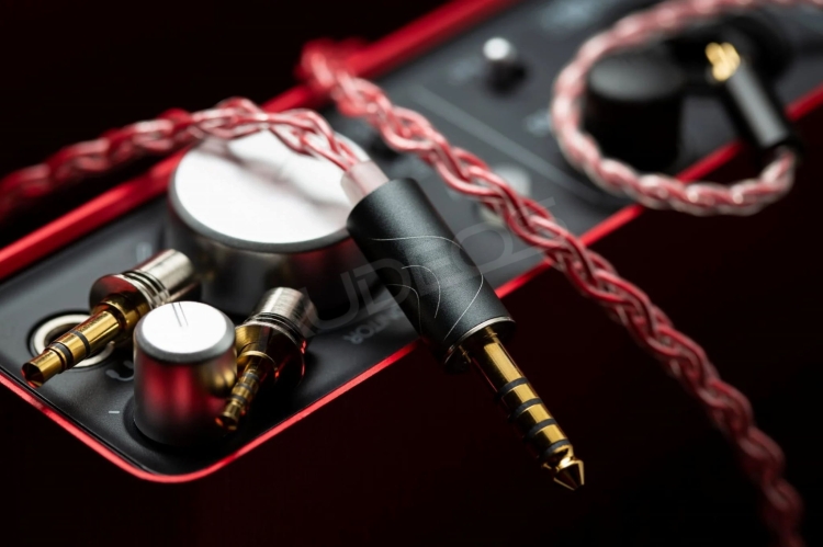 FATfreq Scarlet Mini
